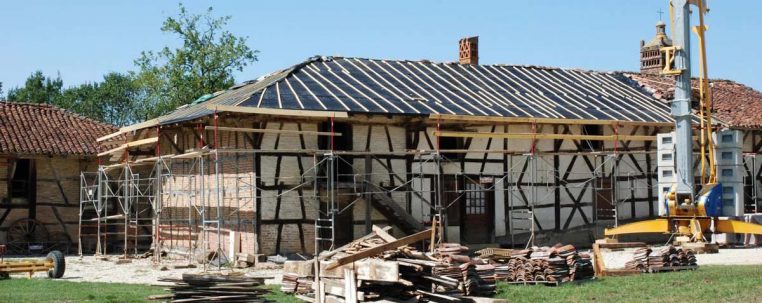 Travaux à la Ferme du Sougey : réfection du toit de la ferme - Corps de logis