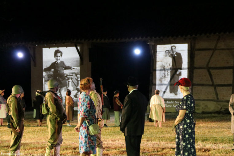 Avec la photo des personnes qui ont vécues l'histoire contée dans le spectacle 